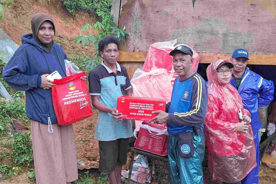Korban Longsor Purwakarta Terima Bantuan Logistik dari Kemensos