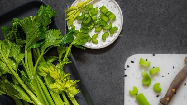 Delapan Resep Olahan Daun Seledri Lezat Bergizi Praktis Untuk Menu Harian