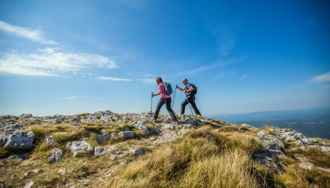 Nikmati Sehat Alami Lewat Aktivitas Hiking Gunung