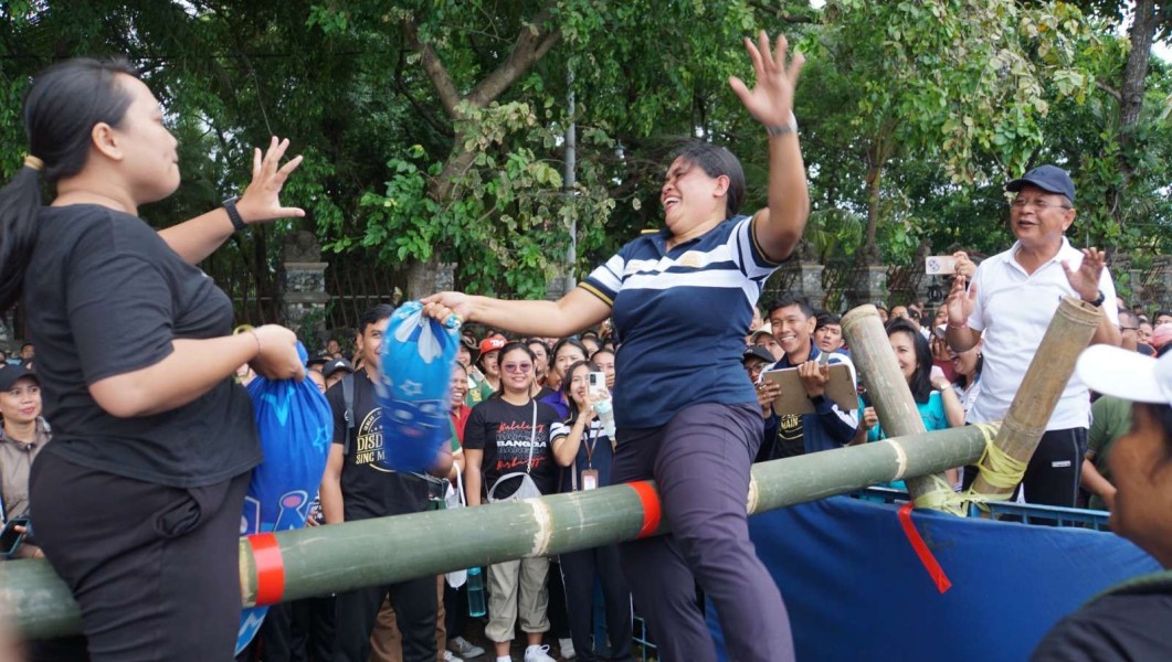 Peringatan HUT Kota Singaraja Ke-421, Pemkab Buleleng Gelar Lomba Olahraga Tradisional di Pantai Kaliasem