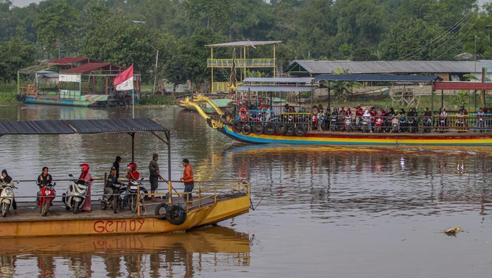 Penyeberangan Sungai Brantas Kembali Ramai Berkat TMMD