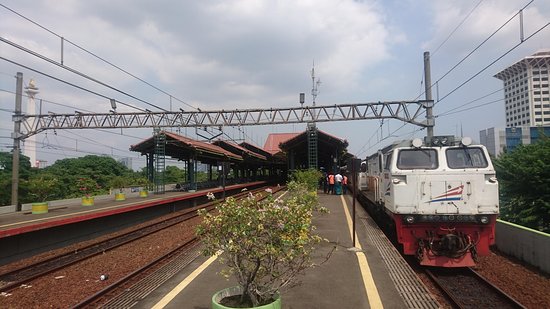 KAI Alihkan 9 Kereta Jarak Jauh dari Gambir ke Jatinegara Saat HUT Bhayangkara