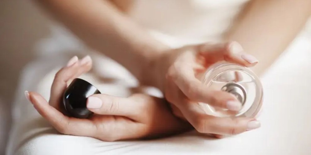 10 Rekomendasi Parfum Refill Wanita yang Wanginya Tahan Lama