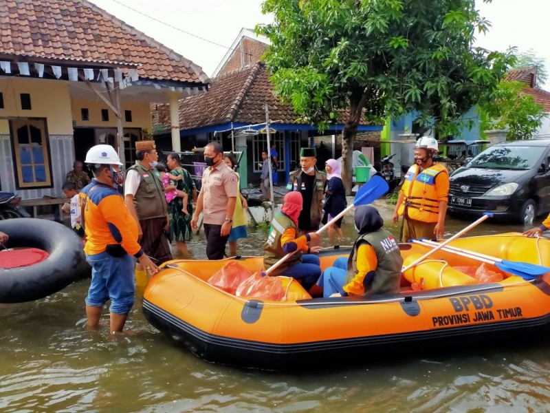 Evakuasi dan Dukungan Logistik Berlanjut di Wilayah Banjir Gresik: Upaya BPBD Jatim di Hari Kedua