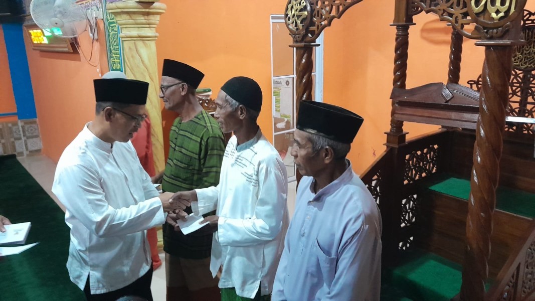 Bupati Morowali Iksan Ajak Warga Perkuat Kebersamaan Saat Tarawih Di Larobenu
