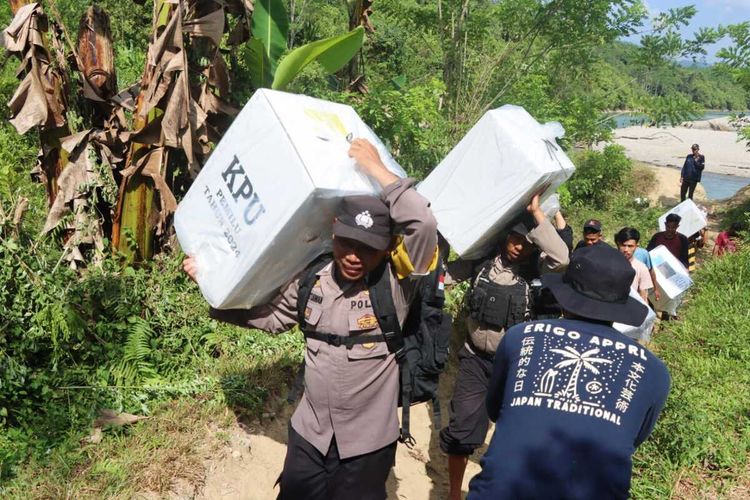 Logistik Pemilu ke TPS Terpencil di Sendana: Perjalanan Penuh Tantangan di Medan Berlumpur