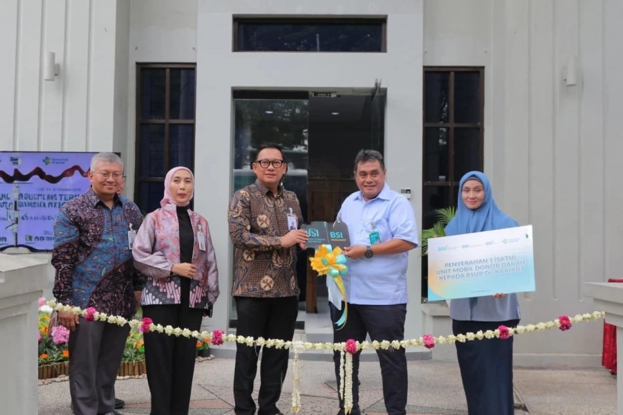 Sinergi Ekosistem Kesehatan, BSI Serahkan Mobil Donor Darah untuk RSUP Dr. Kariadi Semarang