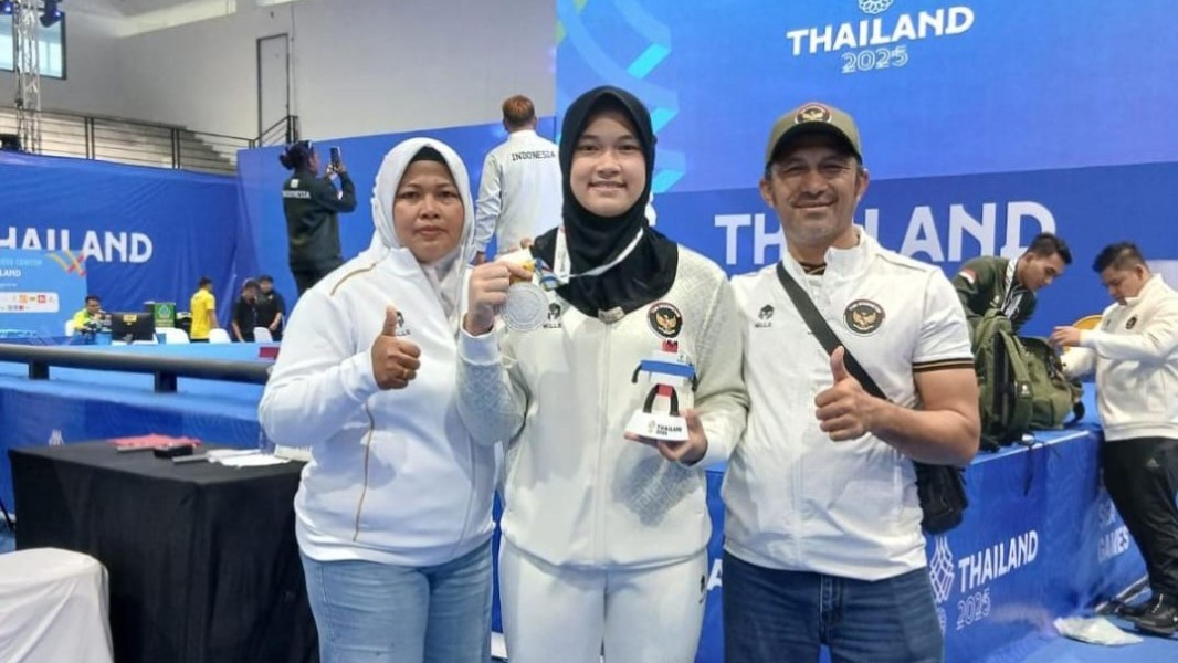 Penampilan Terakhir Angkat Besi Indonesia Ditutup Alya dengan Medali Perak
