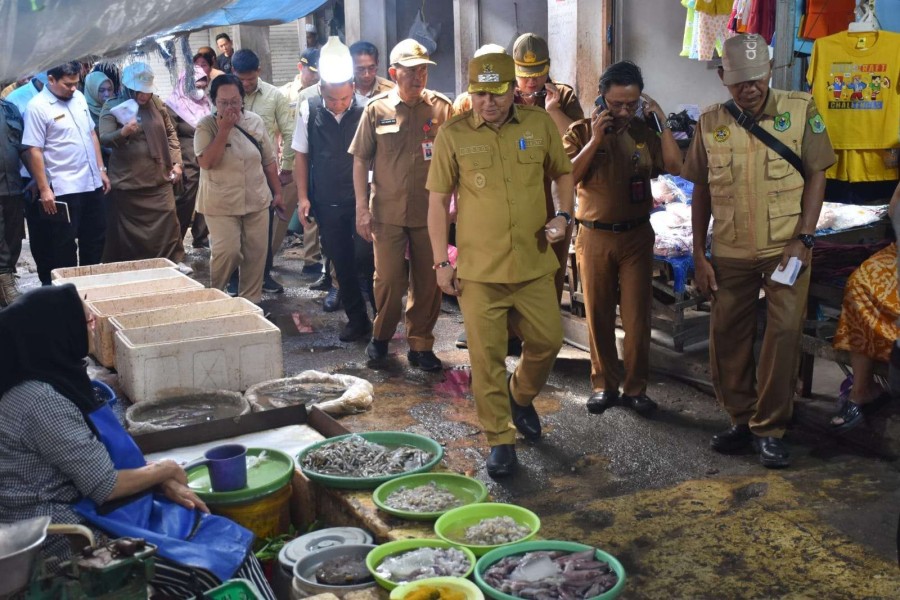 Sekda Kapuas Tinjau Harga Sembako Pasca-Lebaran: Antisipasi Inflasi dan Jaga Stabilitas Pangan