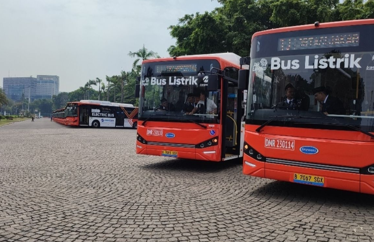 PT Transjakarta Luncurkan 30 Bus Listrik untuk Pelantikan Kepala Daerah di Istana Negara