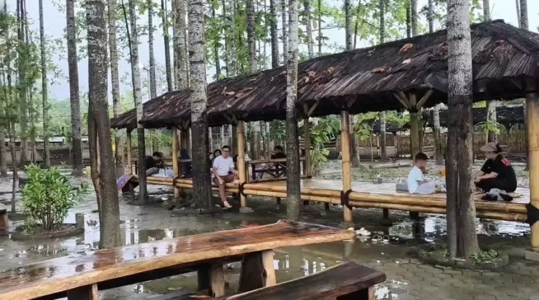 Menikmati Sensasi Ngabuburit Unik Di Tengah Hutan Jati Kawung Tilu Cikarang