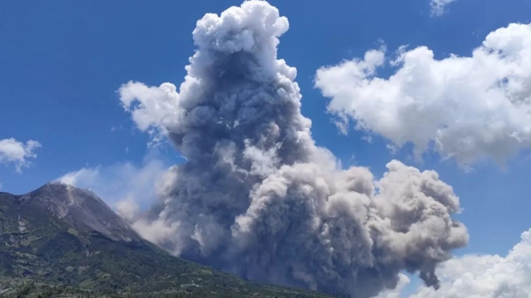 Gunung Merapi Erupsi Kembali Luncurkan Awan Panas Guguran
