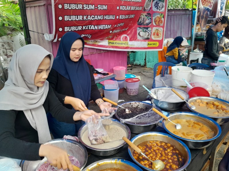 Menjelajahi Surga Kuliner Takjil di Pasar Ramadan Jalan WR Supratman Pekanbaru