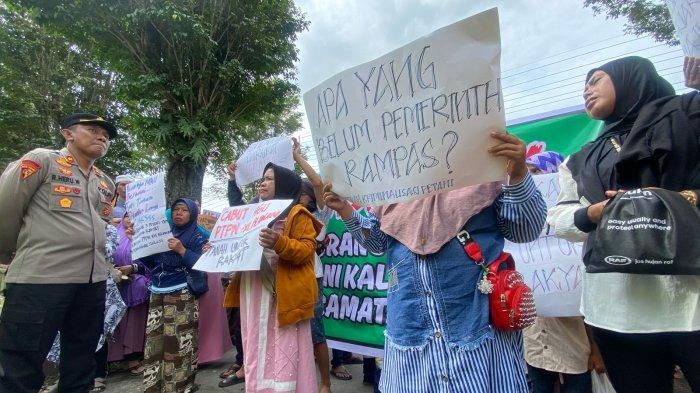 Ratusan Petani Kaligedang Gelar Aksi Demo di PN Bondowoso, Desak Kebebasan Rekan Seperjuanga