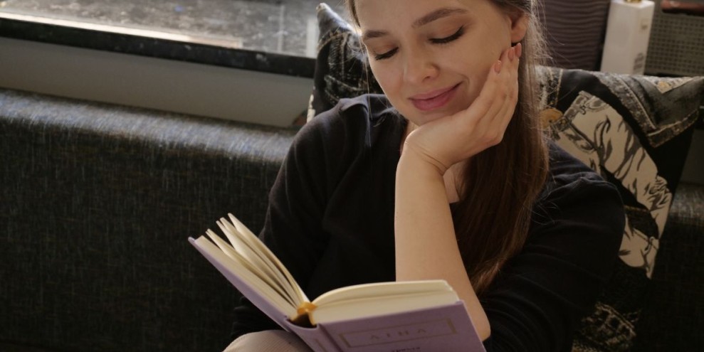 10 Aplikasi Baca Novel Gratis Terbaik, Wajib Instal Sewaktu Luang!