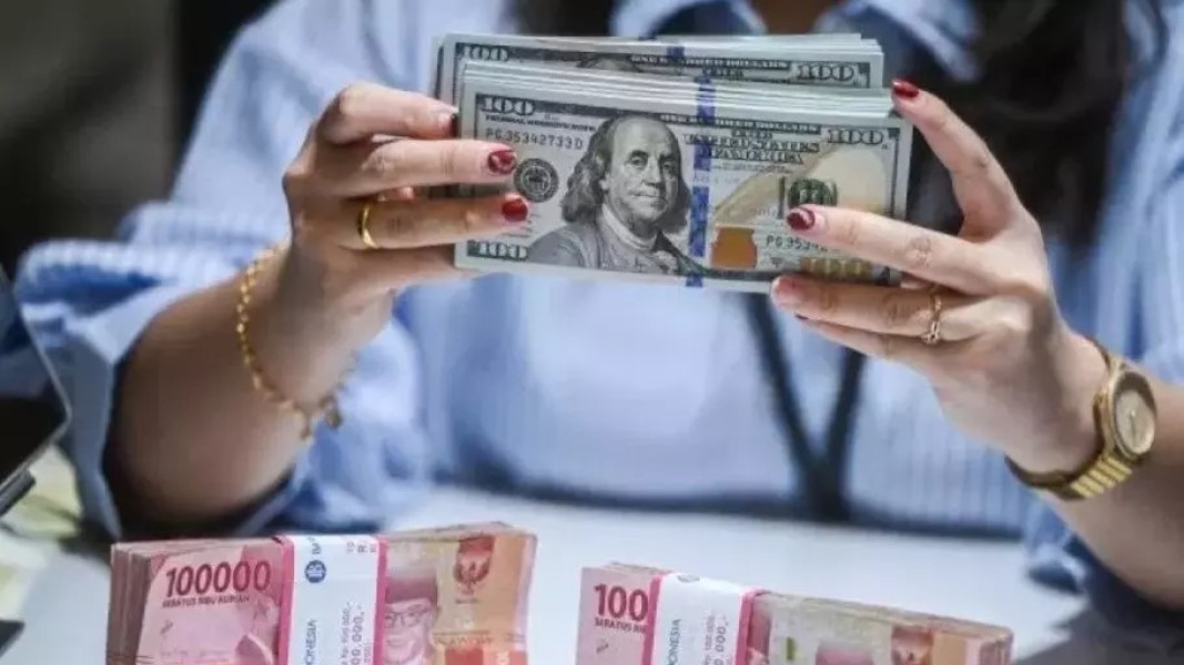 Dolar AS Menguat Rupiah Bertahan di Level Rp 16.700