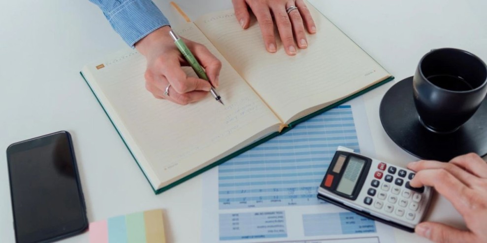 Debit Adalah: Pengertian, Fungsi, dan Perbedaannya dengan Kredit