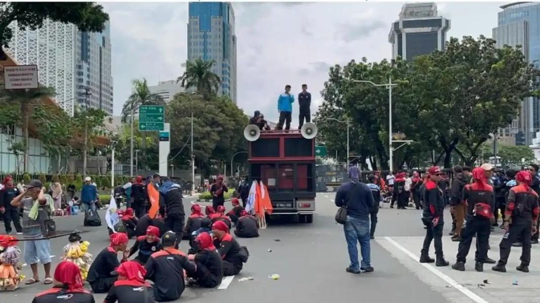 Ribuan Aparat Kawal Aksi Buruh Tolak UMP Jakarta Hari Ini