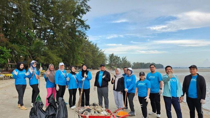 BPJS Ketenagakerjaan Cabang Pekalongan Gelar Aksi Go Green di Pantai Ujungnegoro