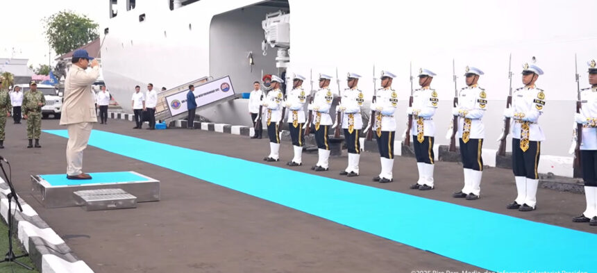 Prabowo Subianto Saksikan Parade Kapal TNI AL Jelang HUT Ke-80