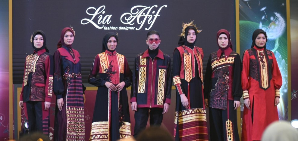 Fashion Nusantara: Lia Afif Angkat Tenun Tapis Lampung