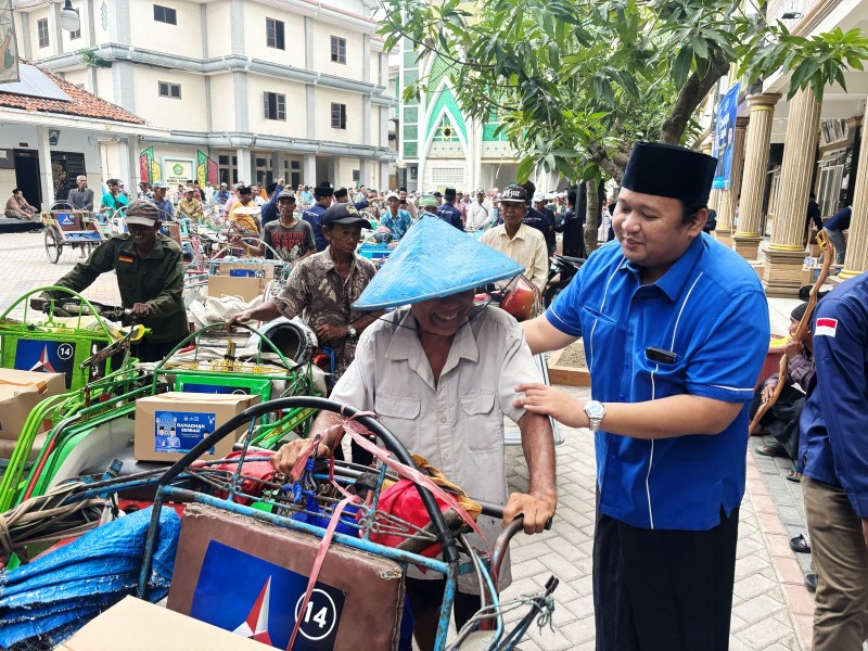 Jelang Lebaran, Ratusan Tukang Becak di Bangkalan Terima Bantuan Sembako dari Ra Hasani