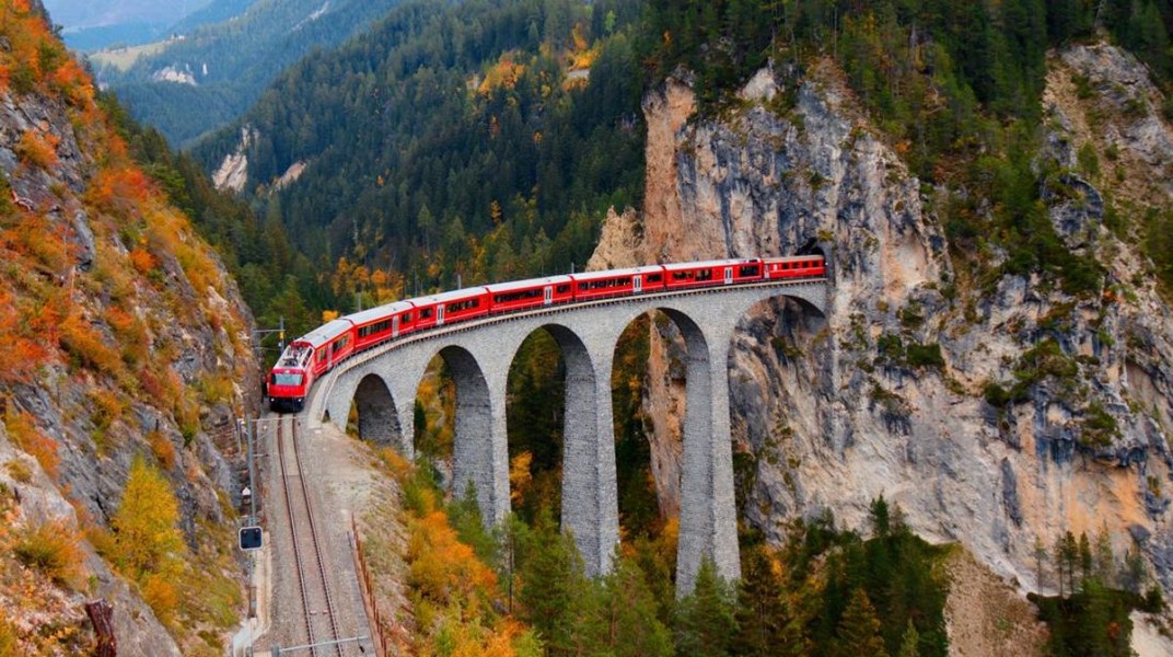 Pesona Kereta Api Lambat dengan Panorama Memikat