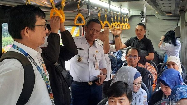 Pemprov DKI Wajibkan ASN Naik Transportasi Umum Setiap Rabu, Gubernur Pramono Anung Naik Transjakarta di Hari Pertama