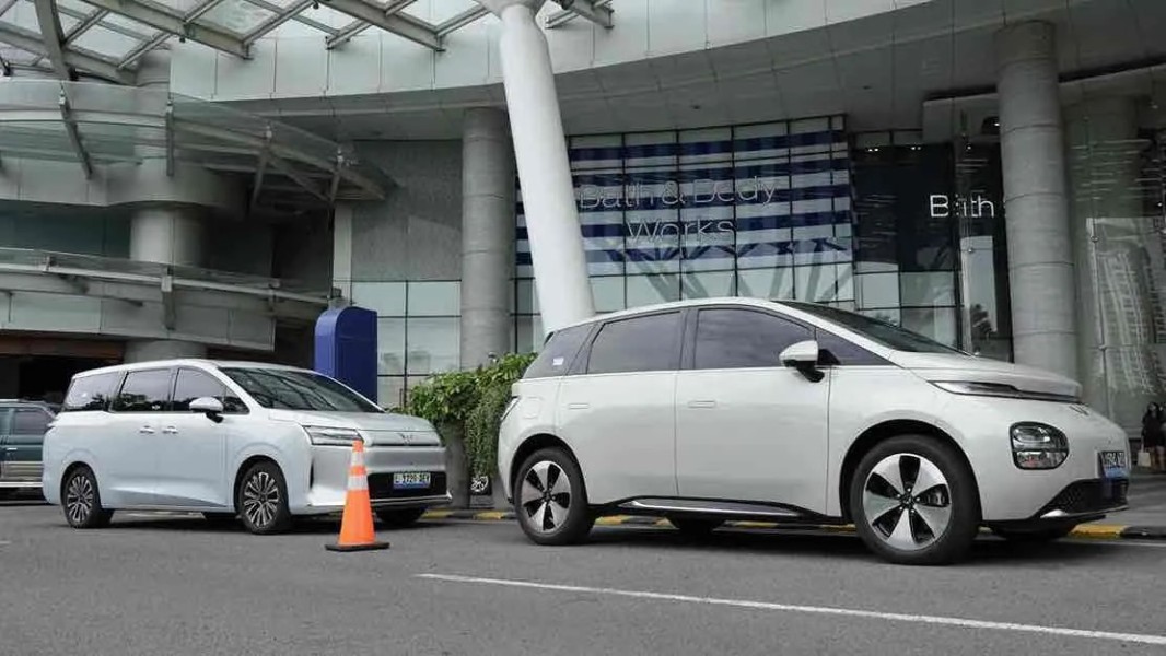 Wuling Pamerkan Deretan Mobil Listrik dan Hybrid Tercanggih di Pameran Surabaya