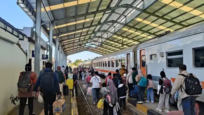 Penumpang Kereta Api Membludak di Stasiun Bojonegoro Saat Libur Panjang