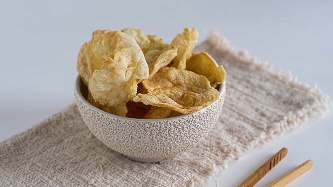 Cara Menikmati Emping Melinjo Renyah dan Bergizi Setiap Hari