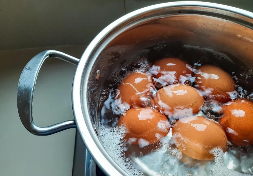 Rahasia Garam Dalam Air Mendidih Untuk Telur Rebus Sempurna dan Utuh