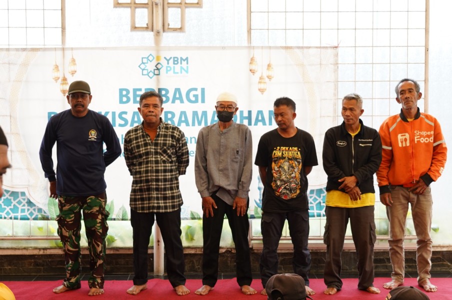 PLN Pusharlis Berbagi Bingkisan Idul Fitri 1446 H untuk Warga Kelurahan Kebonwaru