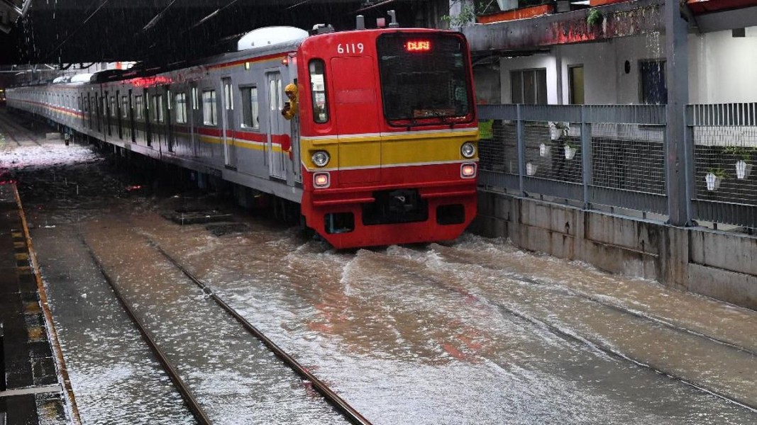 Hujan Deras Picu Gangguan Listrik dan Transportasi di Bogor: Respons Tanggap PLN dan KAI Commuter
