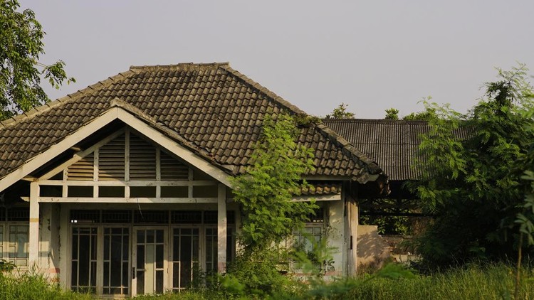 Rumah Penuh Sampah Laku Terjual 2,15 Miliar Rupiah