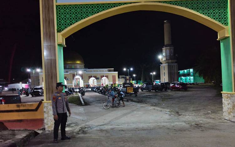 Aparat Polres Seruyan Beri Jaminan Keamanan Pelaksanaan Ibadah Shalat Tarawih Berjamaah