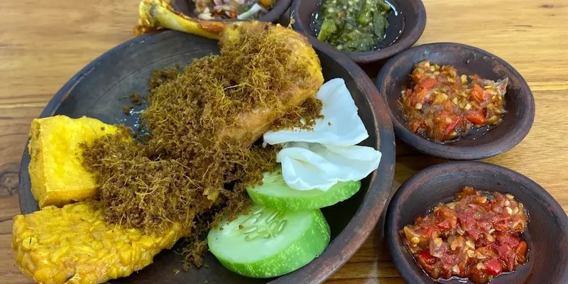 Rekomendasi 5 Tempat Ayam Goreng Lengkuas yang Bikin Nambah Nasi