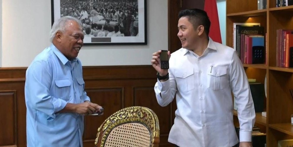Seskab Teddy Puji Basuki Gunakan Ponsel Lawas Kepala Otorita IKN