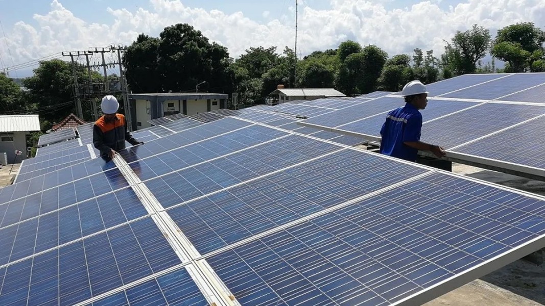 OCBC NISP Salurkan Pembiayaan Dukung Ekspansi PLTS Industri Nasional