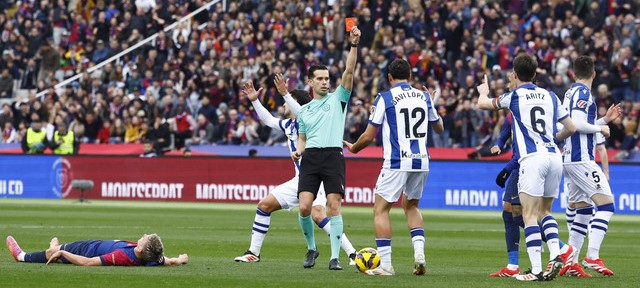 Barcelona Taklukkan Real Sociedad 4-0 dalam Lanjutan Liga Spanyol: Kartu Merah Warnai Pertandingan