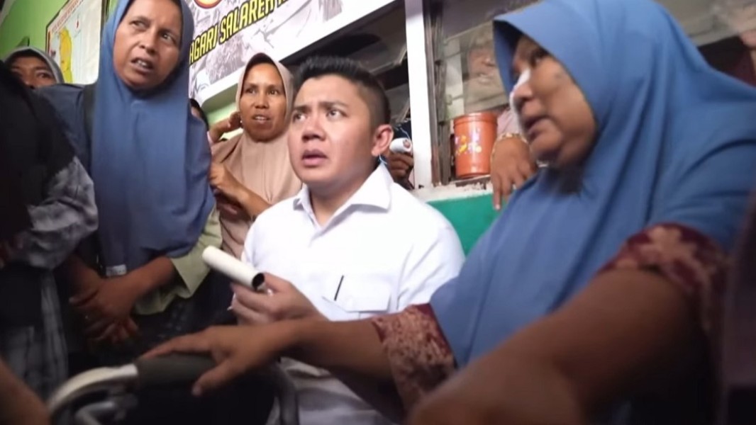 Seskab Teddy Catat Langsung Keluhan Emak-emak Pengungsi Agam