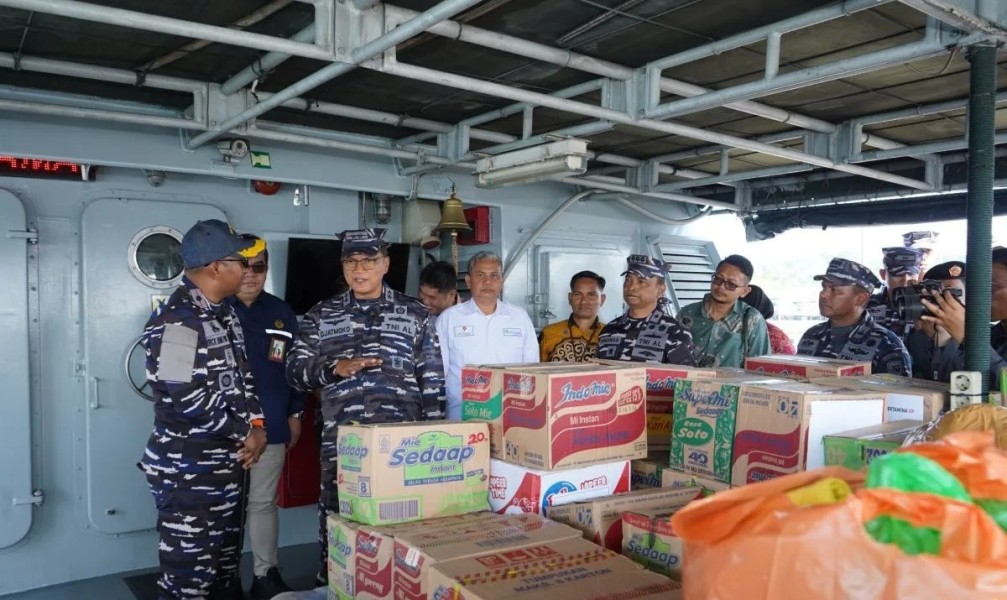 TNI AL Turunkan Bantuan Logistik untuk Meringankan Beban Warga Halmahera