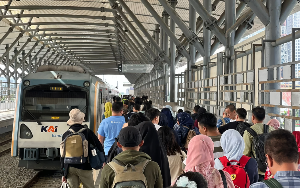 Kereta Api Lokal Jadi Pilihan Mobilitas Andal Masyarakat