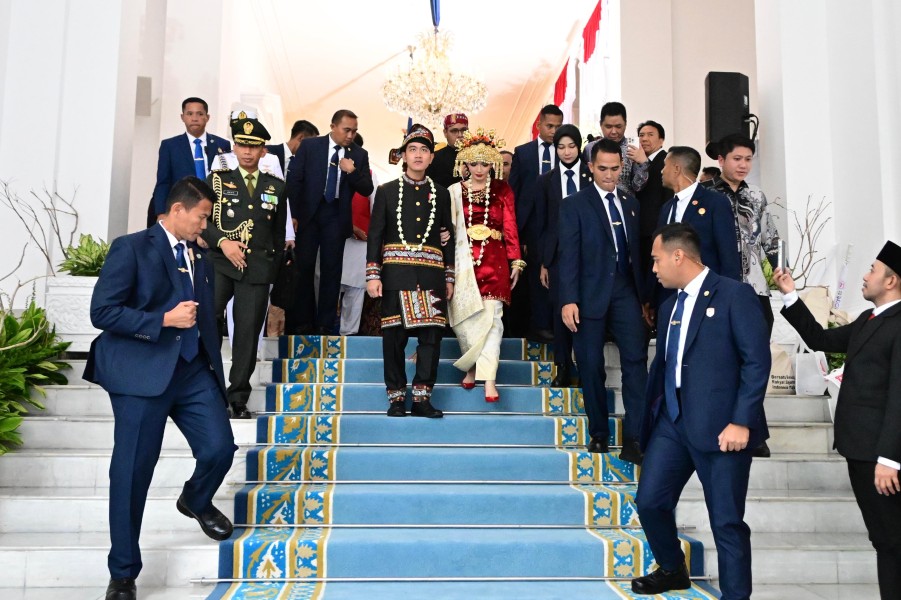 Wakil Presiden Gibran Kenakan Busana Adat Penuh Makna Wakil Presiden Gibran Kenakan Busana Adat Penuh Makna