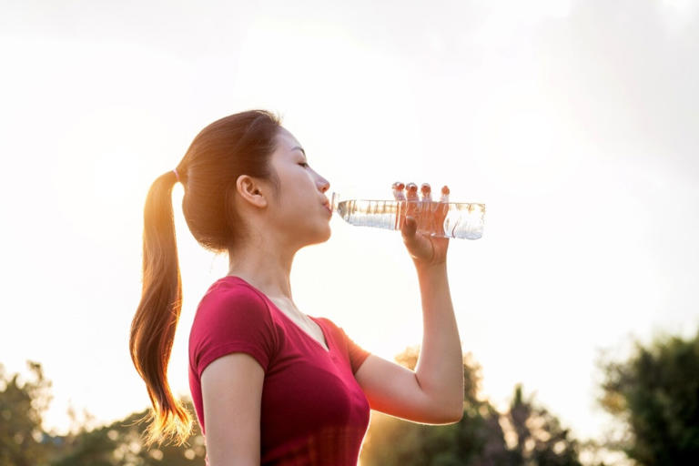 Benarkah Aturan Minum 8 Gelas Sehari Hanya Mitos