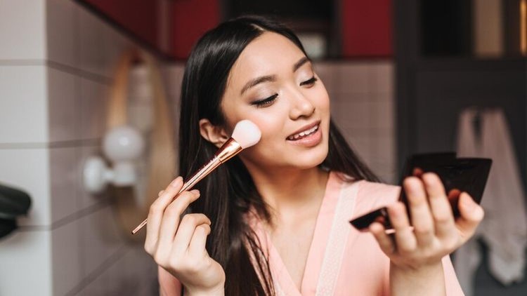 Panduan Makeup Bold Glamor Sendiri di Rumah, Mudah!