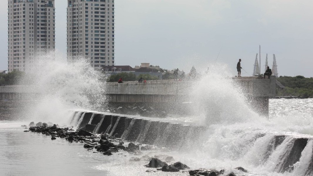 BMKG Peringatkan Gelombang Tinggi Hingga 4 Meter di Perairan Indonesia