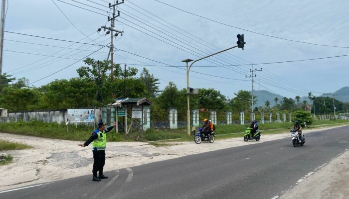 Personel Satbrimob Polda Kalteng Tingkatkan Keselamatan Pengguna Jalan Lewat Pengaturan Lalu Lintas dan Penyebrangan Pejalan Kaki di Palangka Raya