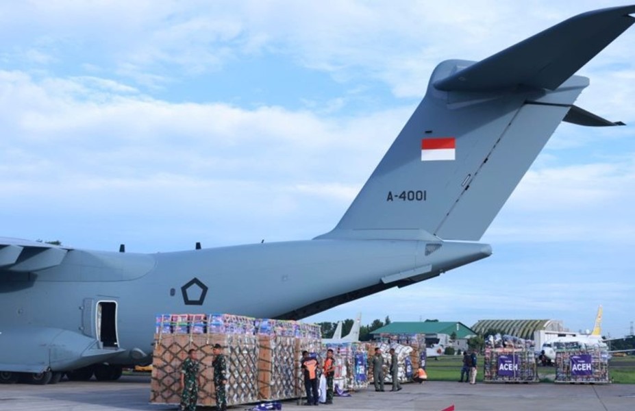 Pesawat Angkut TNI AL Distribusikan Bantuan Logistik Cepat ke Aceh Tengah