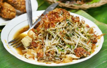 Menikmati Lontong Mie Legendaris di Jodipan: Kuliner Nikmat dengan Harga Bersahabat
